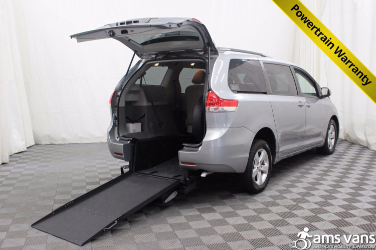 toyota sienna le 2011